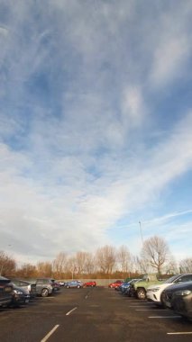 Birmingham Perry Barr 'ın Birleşik Krallık Midlands' taki Araba Bağlı Kamera Sokakları dikey Görüntüsü. Görüntü 26 Kasım 2025 'te, Kışın Bulutlu ve Soğuk Günü' nde çekildi..