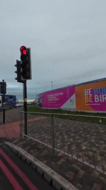 Birmingham Perry Barr 'ın Birleşik Krallık Midlands' taki Araba Bağlı Kamera Sokakları dikey Görüntüsü. Görüntü 26 Kasım 2025 'te, Kışın Bulutlu ve Soğuk Günü' nde çekildi..