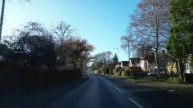 Hitchin ve Letchworth Bahçesi Şehir Sokakları Şehir Turu Soğuk ama güneşli Kış Günü 'nde. 3 Aralık 2025. Düşük ve Geniş Açı Araba Bağlı Kamera İngiliz İnşaat ve Yollarının Hitchin ve Letchworth Trafiği Görüntüsü