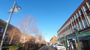 Hitchin ve Letchworth Bahçesi Şehir Sokakları Şehir Turu Soğuk ama güneşli Kış Günü 'nde. 3 Aralık 2025. Düşük ve Geniş Açı Araba Bağlı Kamera İngiliz İnşaat ve Yollarının Hitchin ve Letchworth Trafiği Görüntüsü