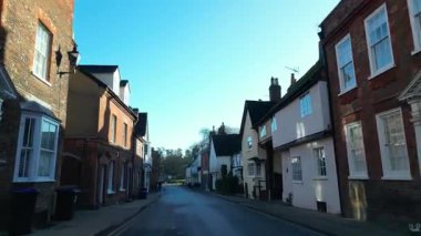 Hitchin ve Letchworth Bahçesi Şehir Sokakları Şehir Turu Soğuk ama güneşli Kış Günü 'nde. 3 Aralık 2025. Düşük ve Geniş Açı Araba Bağlı Kamera İngiliz İnşaat ve Yollarının Hitchin ve Letchworth Trafiği Görüntüsü