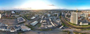 Cardiff Şehir Merkezi 'nin ve şehir merkezindeki binaların hava görüntüsü. Galler 'in başkenti ve Birleşik Krallık' ın en büyük 11. şehri. Yüksek Açılı Kamera 14 Temmuz 2025 'te güneşli bir günde İHA kamerasıyla çekildi.