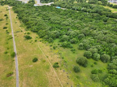 Büyük Britanya 'nın Cardiff şehrinin yakınlarındaki güzel Galler Kırsal Bölgesi' nin yüksek açılı görüntüsü. Hava Görüntülü İnsansız Hava Aracı Kamerası 14 Temmuz 2025 'te çoğunlukla bulutlu bir günde çekildi..