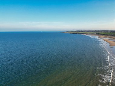 İngiltere 'nin kuzeyindeki Newcastle Port City' nin sahil ve okyanus manzarası. 13 Ekim 2025. Drone kamera görüntüsü orta yükseklikten alındı.
