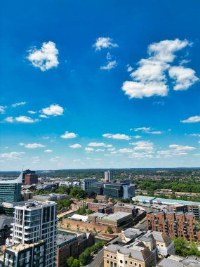 Londra Şehir ve Şehir Merkezi 'ndeki High Angle Sokak Manzarası ve Binaları. İngiltere İHA Turu. 11 Temmuz 2025. İHA montajlı kamera görüntüsü İngiltere üzerinde açık, sıcak ve güneşli bir günde Orta Yükseklikten