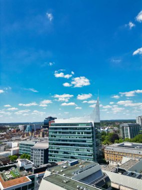 Londra Şehir ve Şehir Merkezi 'ndeki High Angle Sokak Manzarası ve Binaları. İngiltere İHA Turu. 11 Temmuz 2025. İHA montajlı kamera görüntüsü İngiltere üzerinde açık, sıcak ve güneşli bir günde Orta Yükseklikten