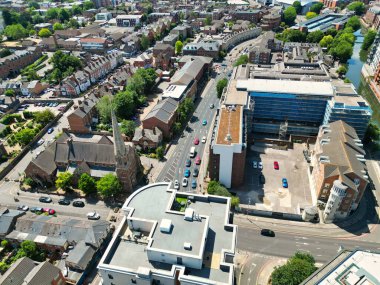 Londra Şehir ve Şehir Merkezi 'ndeki High Angle Sokak Manzarası ve Binaları. İngiltere İHA Turu. 11 Temmuz 2025. İHA montajlı kamera görüntüsü İngiltere üzerinde açık, sıcak ve güneşli bir günde Orta Yükseklikten