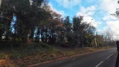 20 Aralık 2025 'te İngiltere' nin Bedfordshire ve Hertfordshire Eyaletleri 'nin Dar Yol ve Karayollarında Düşük ve Geniş Açı Araba Seyahati, Soğuk ama Güneşli Gün' de Büyük Britanya 'ya Bağlı Kamera.