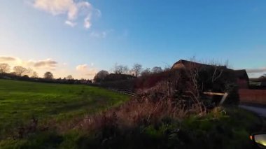 20 Aralık 2025 'te İngiltere' nin Bedfordshire ve Hertfordshire Eyaletleri 'nin Dar Yol ve Karayollarında Düşük ve Geniş Açı Araba Seyahati, Soğuk ama Güneşli Gün' de Büyük Britanya 'ya Bağlı Kamera.