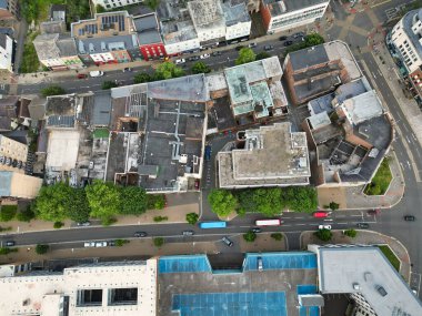 14 Temmuz 2025 'te Sunny Day sırasında Swansea Şehir Merkezi' nin Sahil Sahili yakınlarındaki yüksek açılı insansız hava aracı kamerası görüntüleri. Swansea, Birleşik Krallık 'ın Galler' in güney kıyısındaki en güzel, en modern şehir ve ilçedir..