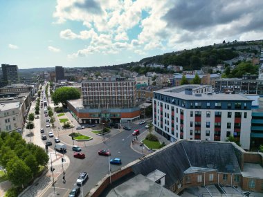 14 Temmuz 2025 'te Sunny Day sırasında Swansea Şehir Merkezi' nin Sahil Sahili yakınlarındaki yüksek açılı insansız hava aracı kamerası görüntüleri. Swansea, Birleşik Krallık 'ın Galler' in güney kıyısındaki en güzel, en modern şehir ve ilçedir..