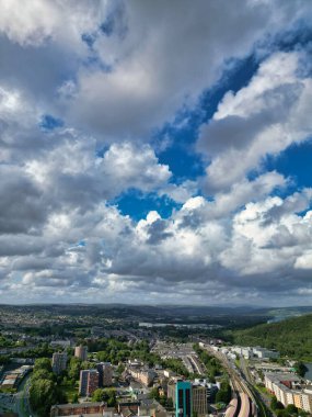 14 Temmuz 2025 'te Sunny Day sırasında Swansea Şehir Merkezi' nin Sahil Sahili yakınlarındaki yüksek açılı insansız hava aracı kamerası görüntüleri. Swansea, Birleşik Krallık 'ın Galler' in güney kıyısındaki en güzel, en modern şehir ve ilçedir..