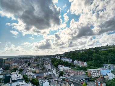 14 Temmuz 2025 'te Sunny Day sırasında Swansea Şehir Merkezi' nin Sahil Sahili yakınlarındaki yüksek açılı insansız hava aracı kamerası görüntüleri. Swansea, Birleşik Krallık 'ın Galler' in güney kıyısındaki en güzel, en modern şehir ve ilçedir..