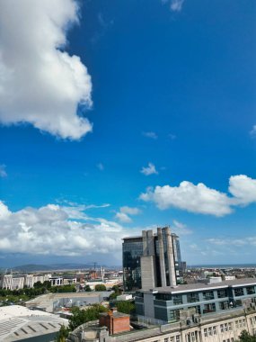 14 Temmuz 2025 'te Sunny Day sırasında Swansea Şehir Merkezi' nin Sahil Sahili yakınlarındaki yüksek açılı insansız hava aracı kamerası görüntüleri. Swansea, Birleşik Krallık 'ın Galler' in güney kıyısındaki en güzel, en modern şehir ve ilçedir..