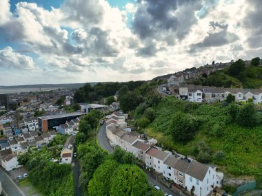14 Temmuz 2025 'te Sunny Day sırasında Swansea Şehir Merkezi' nin Sahil Sahili yakınlarındaki yüksek açılı insansız hava aracı kamerası görüntüleri. Swansea, Birleşik Krallık 'ın Galler' in güney kıyısındaki en güzel, en modern şehir ve ilçedir..