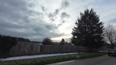 Luton Caddelerinde ve İngiltere Yollarında Araba Sürüşü Hafif Kardan Sonra Büyük Britanya. Geniş Açı Kamera Aracı Çoğunlukla Bulutlu ve Yağmurlu ve 6 Ocak 2026 'daki Kar Yağışından Sonra Görüntülendi