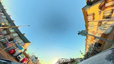 Soğuk ve güneşli bir günde Luton Şehir Sokakları Araba Turu. 3 Ocak 2026. Low ve Ultra Geniş Açı Araba 360 Kamera Panoramik Stil İngiliz Binaları ve Yollarının Luton City Streets View of England.