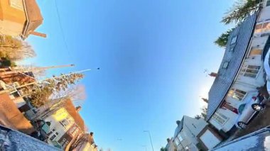 Soğuk ve güneşli bir günde Luton Şehir Sokakları Araba Turu. 3 Ocak 2026. Low ve Ultra Geniş Açı Araba 360 Kamera Panoramik Stil İngiliz Binaları ve Yollarının Luton City Streets View of England.