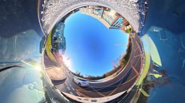 Açık ve güneşli bir günde İngiltere 'nin İngiliz Sokakları ve Yollarında Araba Sürüşü. Otomobil Çatısı 360 Derece Ultra Geniş ve Eşsiz Açı Kamera Görüntüsü 3 Ocak 2026 'da çekildi.