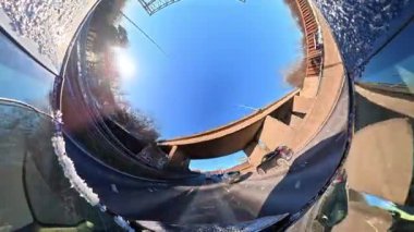 Açık ve güneşli bir günde İngiltere 'nin İngiliz Sokakları ve Yollarında Araba Sürüşü. Otomobil Çatısı 360 Derece Ultra Geniş ve Eşsiz Açı Kamera Görüntüsü 3 Ocak 2026 'da çekildi.