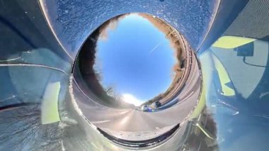 Açık ve güneşli bir günde İngiltere 'nin İngiliz Sokakları ve Yollarında Araba Sürüşü. Otomobil Çatısı 360 Derece Ultra Geniş ve Eşsiz Açı Kamera Görüntüsü 3 Ocak 2026 'da çekildi.