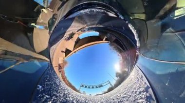 Açık ve güneşli bir günde İngiltere 'nin İngiliz Sokakları ve Yollarında Araba Sürüşü. Otomobil Çatısı 360 Derece Ultra Geniş ve Eşsiz Açı Kamera Görüntüsü 3 Ocak 2026 'da çekildi.