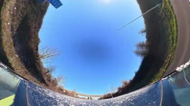 Açık ve güneşli bir günde İngiltere 'nin İngiliz Sokakları ve Yollarında Araba Sürüşü. Otomobil Çatısı 360 Derece Ultra Geniş ve Eşsiz Açı Kamera Görüntüsü 3 Ocak 2026 'da çekildi.