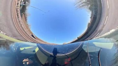 Açık ve güneşli bir günde İngiltere 'nin İngiliz Sokakları ve Yollarında Araba Sürüşü. Otomobil Çatısı 360 Derece Ultra Geniş ve Eşsiz Açı Kamera Görüntüsü 3 Ocak 2026 'da çekildi.