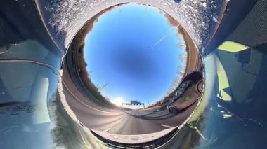 Açık ve güneşli bir günde İngiltere 'nin İngiliz Sokakları ve Yollarında Araba Sürüşü. Otomobil Çatısı 360 Derece Ultra Geniş ve Eşsiz Açı Kamera Görüntüsü 3 Ocak 2026 'da çekildi.