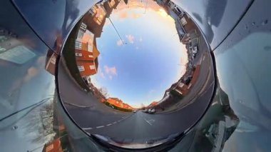 Açık ve güneşli bir günde İngiltere 'nin İngiliz Sokakları ve Yollarında Araba Sürüşü. Otomobil Çatısı 360 Derece Ultra Geniş ve Eşsiz Açı Kamera Görüntüsü 3 Ocak 2026 'da çekildi.