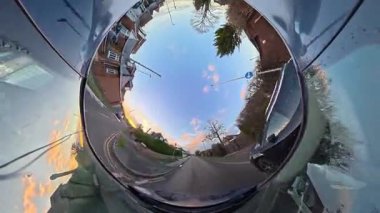 Açık ve güneşli bir günde İngiltere 'nin İngiliz Sokakları ve Yollarında Araba Sürüşü. Otomobil Çatısı 360 Derece Ultra Geniş ve Eşsiz Açı Kamera Görüntüsü 3 Ocak 2026 'da çekildi.