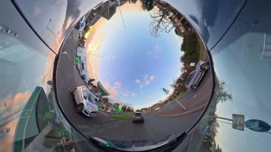 Açık ve güneşli bir günde İngiltere 'nin İngiliz Sokakları ve Yollarında Araba Sürüşü. Otomobil Çatısı 360 Derece Ultra Geniş ve Eşsiz Açı Kamera Görüntüsü 3 Ocak 2026 'da çekildi.