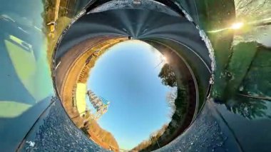 Açık ve güneşli bir günde İngiltere 'nin İngiliz Sokakları ve Yollarında Araba Sürüşü. Otomobil Çatısı 360 Derece Ultra Geniş ve Eşsiz Açı Kamera Görüntüsü 3 Ocak 2026 'da çekildi.