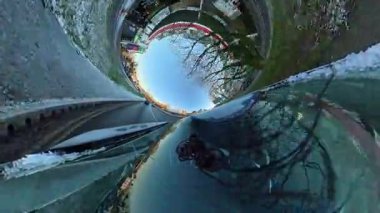 Açık ve güneşli bir günde İngiltere 'nin İngiliz Sokakları ve Yollarında Araba Sürüşü. Otomobil Çatısı 360 Derece Ultra Geniş ve Eşsiz Açı Kamera Görüntüsü 3 Ocak 2026 'da çekildi.