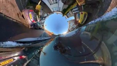 Açık ve güneşli bir günde İngiltere 'nin İngiliz Sokakları ve Yollarında Araba Sürüşü. Otomobil Çatısı 360 Derece Ultra Geniş ve Eşsiz Açı Kamera Görüntüsü 3 Ocak 2026 'da çekildi.