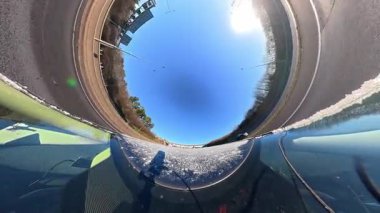 Açık ve güneşli bir günde İngiltere 'nin İngiliz Sokakları ve Yollarında Araba Sürüşü. Otomobil Çatısı 360 Derece Ultra Geniş ve Eşsiz Açı Kamera Görüntüsü 3 Ocak 2026 'da çekildi.