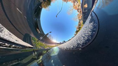 Açık ve güneşli bir günde İngiltere 'nin İngiliz Sokakları ve Yollarında Araba Sürüşü. Otomobil Çatısı 360 Derece Ultra Geniş ve Eşsiz Açı Kamera Görüntüsü 3 Ocak 2026 'da çekildi.