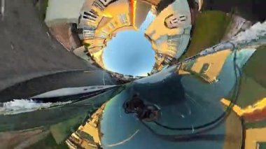 Açık ve güneşli bir günde İngiltere 'nin İngiliz Sokakları ve Yollarında Araba Sürüşü. Otomobil Çatısı 360 Derece Ultra Geniş ve Eşsiz Açı Kamera Görüntüsü 3 Ocak 2026 'da çekildi.