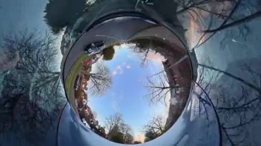 Açık ve güneşli bir günde İngiltere 'nin İngiliz Sokakları ve Yollarında Araba Sürüşü. Otomobil Çatısı 360 Derece Ultra Geniş ve Eşsiz Açı Kamera Görüntüsü 3 Ocak 2026 'da çekildi.