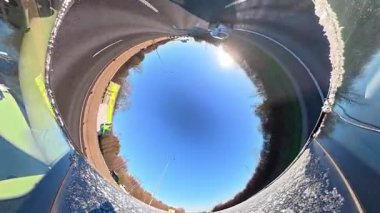 Açık ve güneşli bir günde İngiltere 'nin İngiliz Sokakları ve Yollarında Araba Sürüşü. Otomobil Çatısı 360 Derece Ultra Geniş ve Eşsiz Açı Kamera Görüntüsü 3 Ocak 2026 'da çekildi.