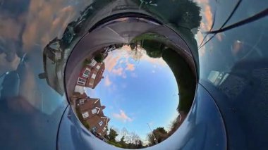 Açık ve güneşli bir günde İngiltere 'nin İngiliz Sokakları ve Yollarında Araba Sürüşü. Otomobil Çatısı 360 Derece Ultra Geniş ve Eşsiz Açı Kamera Görüntüsü 3 Ocak 2026 'da çekildi.