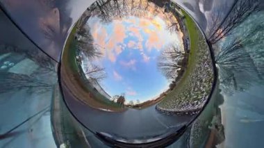 Açık ve güneşli bir günde İngiltere 'nin İngiliz Sokakları ve Yollarında Araba Sürüşü. Otomobil Çatısı 360 Derece Ultra Geniş ve Eşsiz Açı Kamera Görüntüsü 3 Ocak 2026 'da çekildi.