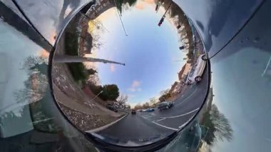 Açık ve güneşli bir günde İngiltere 'nin İngiliz Sokakları ve Yollarında Araba Sürüşü. Otomobil Çatısı 360 Derece Ultra Geniş ve Eşsiz Açı Kamera Görüntüsü 3 Ocak 2026 'da çekildi.