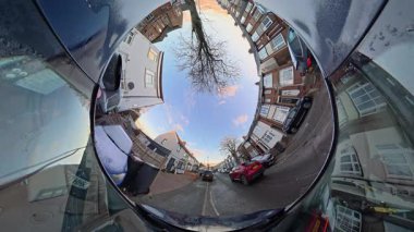 Açık ve güneşli bir günde İngiltere 'nin İngiliz Sokakları ve Yollarında Araba Sürüşü. Otomobil Çatısı 360 Derece Ultra Geniş ve Eşsiz Açı Kamera Görüntüsü 3 Ocak 2026 'da çekildi.