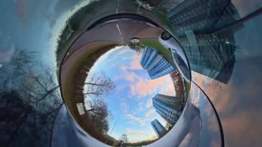 Açık ve güneşli bir günde İngiltere 'nin İngiliz Sokakları ve Yollarında Araba Sürüşü. Otomobil Çatısı 360 Derece Ultra Geniş ve Eşsiz Açı Kamera Görüntüsü 3 Ocak 2026 'da çekildi.