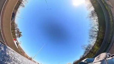 Açık ve güneşli bir günde İngiltere 'nin İngiliz Sokakları ve Yollarında Araba Sürüşü. Otomobil Çatısı 360 Derece Ultra Geniş ve Eşsiz Açı Kamera Görüntüsü 3 Ocak 2026 'da çekildi.