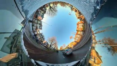 Açık ve güneşli bir günde İngiltere 'nin İngiliz Sokakları ve Yollarında Araba Sürüşü. Otomobil Çatısı 360 Derece Ultra Geniş ve Eşsiz Açı Kamera Görüntüsü 3 Ocak 2026 'da çekildi.