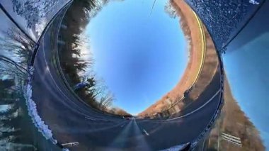 Açık ve güneşli bir günde İngiltere 'nin İngiliz Sokakları ve Yollarında Araba Sürüşü. Otomobil Çatısı 360 Derece Ultra Geniş ve Eşsiz Açı Kamera Görüntüsü 3 Ocak 2026 'da çekildi.