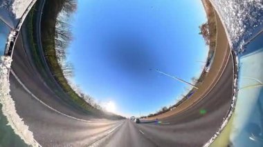 Açık ve güneşli bir günde İngiltere 'nin İngiliz Sokakları ve Yollarında Araba Sürüşü. Otomobil Çatısı 360 Derece Ultra Geniş ve Eşsiz Açı Kamera Görüntüsü 3 Ocak 2026 'da çekildi.