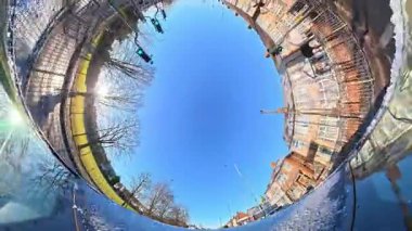 Açık ve güneşli bir günde İngiltere 'nin İngiliz Sokakları ve Yollarında Araba Sürüşü. Otomobil Çatısı 360 Derece Ultra Geniş ve Eşsiz Açı Kamera Görüntüsü 3 Ocak 2026 'da çekildi.